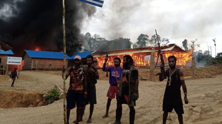 68649-tpnpb-opm-bakar-fasilitas-milik-pt-bangun-kayu-irian-sorong-papua-dok-sebby-sambom