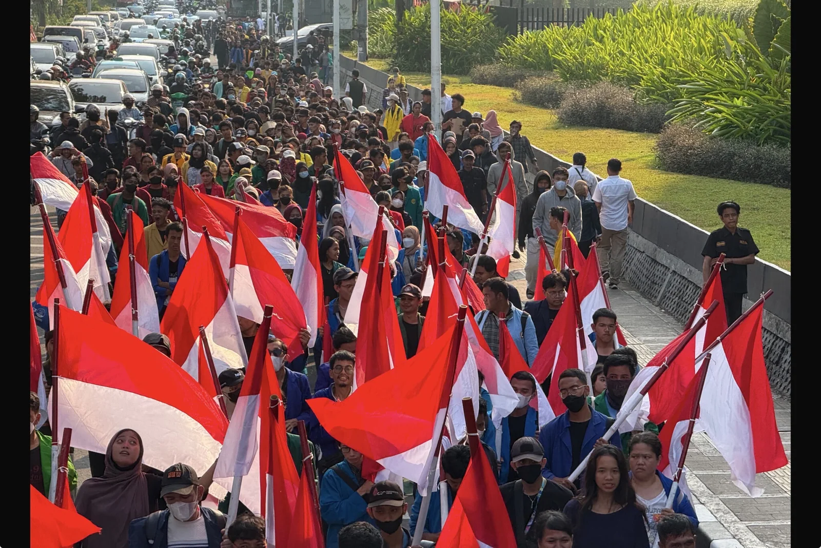 ribuan-massa-aksi-dari-berbagai-elemen-pemuda-dan-mahasiswa-ygwa-2048x1368